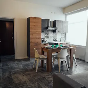Roberta House , Rozzano Italia